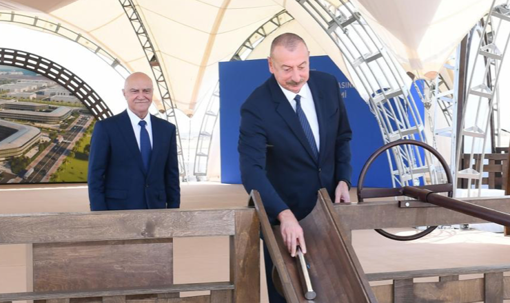 阿塞拜疆总统为阿拉特自由经济区奠基。